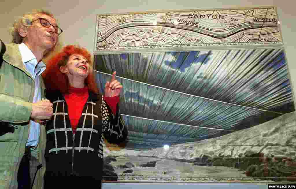 Крісто і його дружина Жанна-Клод обговорюють в січні 2002 року в Національній галереї у Вашингтоні, округ Колумбія, малюнок для своєї роботи «За рікою: проєкт річки Арканзас, штат Колорадо»