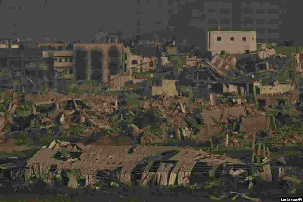 Zgrade uništene tokom izraelskih kopnenih i zračnih operacija, u sjevernom Pojasu Gaze, fotografisane iz južnog Izraela, 30. avgusta.