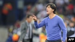 Тренер збірної Німеччини Йоахім Льов (у «магічному» синьому пуловері) дає вказівки власній команді під час матчу між збірними Німеччини та Англії