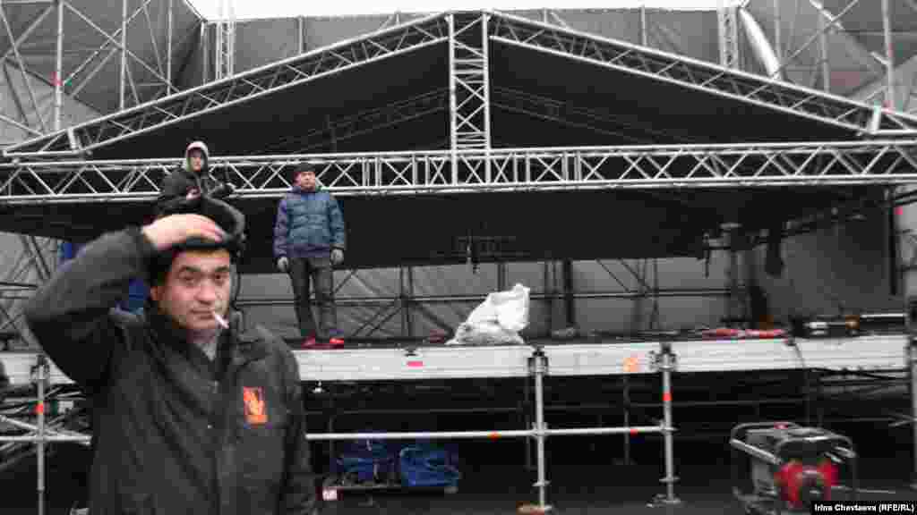 Збирають сцену для концерту прокремлівського громадського руху.