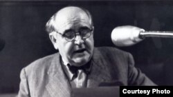 'Krleža (na fotografiji) je potpisao Deklaraciju o položaju hrvatskog jezika 1967. godine, u kojoj se izražava nezadovoljstvo. Tito pokušao da ga odvrati i bio je vrlo nesretan što nije mogao da ga ubedi.'