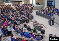 Regele Charles îşi susţine discursul în faţa Parlamentului german, în 30 martie. Este primul monarh care s-a adresat Bundestagului.