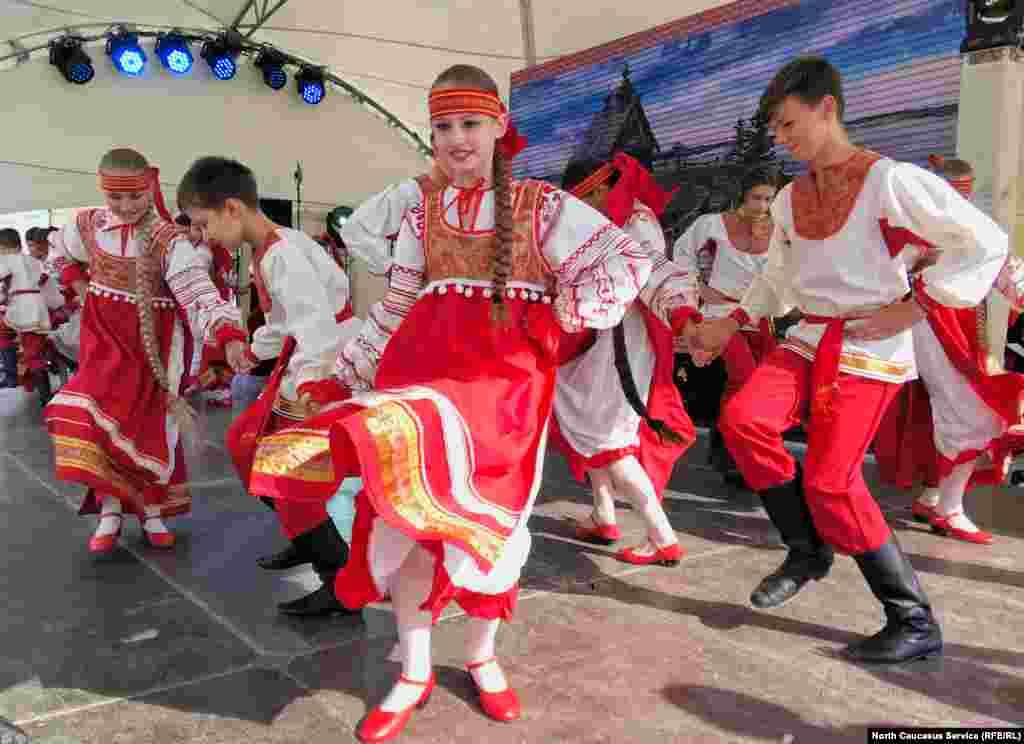 В фестивале приняли участие артисты из разных регионов России. На фото: детский ансамбль из Карелии