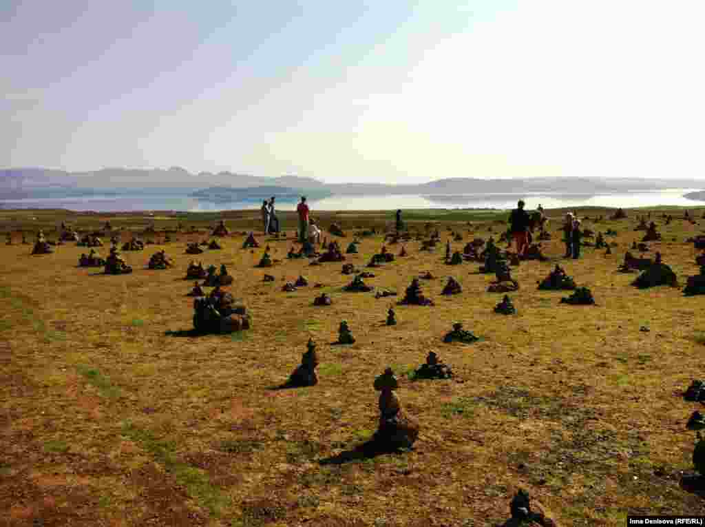 Каменные пирамидки на подъезде к парку Тингвеллир ставят их на удачу и называют "троллями" - это традиция - построить "тролля" - заимствована из Норвегии. 