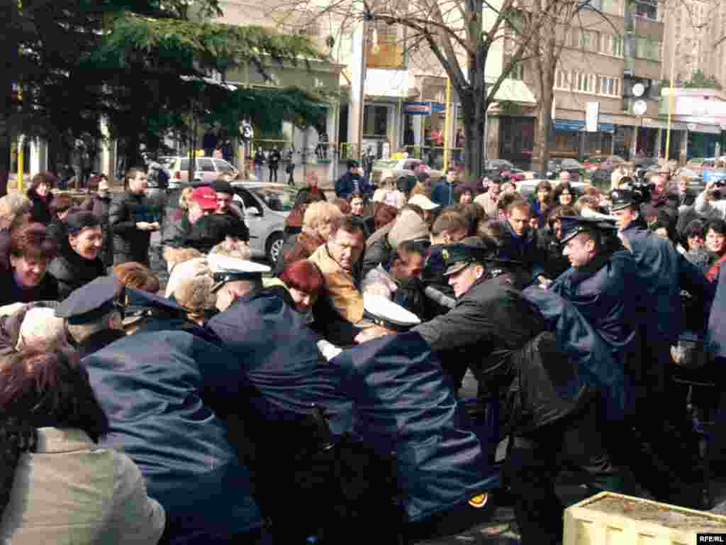 BiH - Protesti radnika - Radnici fabrike obuće ¨Aida¨ iz Tuzle protestiraju krajem februara. Foto:Maja Nikolić,RFE/RL