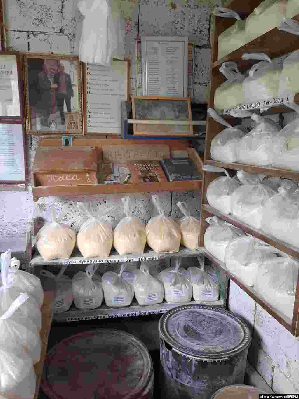 Vodeničar Dragan Živanović kaže da je nekada na Obnici bilo tridesetak vodenica, a da sada radi samo ova Đedina.