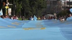 Крымские татары прошлись по центру Киева с самым большим национальным флагом в мире (видео) Крымские татары прошлись по центру Киева с самым большим национальным флагом в мире (видео)