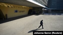 Europska komisija najavila je da će ponovno procijeniti farmaceutske lance opskrbe EU i pokušati ih diverzificirati kako bi „unutar bloka proizveli što više lijekova“. 