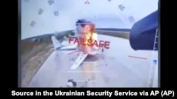 Скриншот из видео ударов Службы безопасности Украины по самолетам стратегической авиации РФ на аэродроме Белая в приграничной с Монголией Иркутской области. 1 июня, 2025