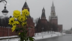 С места убийства Немцова пропали цветы и портреты С места убийства Немцова пропали цветы и портреты