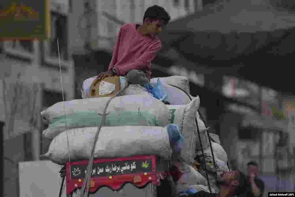 Raseljeni Palestinci napuštaju Džabaliju sa svojim stvarima, fotografija sa ulica u gradu Gazi, 26. avgusta.