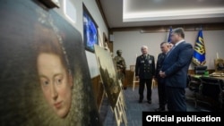 Президент України Петро Порошенко оглядає картини, раніше викрадені у Вероні. 11 травня 2016 року
