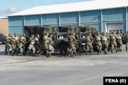 Oružane snage BiH broje oko 10.000 profesionalnih vojnika, a u osnovi su im tri pukovnije koje baštine tradicije Armije BiH, Vojske RS i Hrvatskog vijeća odbrane. (na fotografiji pripadnici Oružanih snaga BiH)