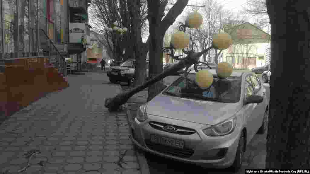 «Вночі та вранці 24 лютого по північно-західним районам Чорного моря очікується сильний вітер 25-28 м/с, висота хвиль 30-40 дм; на Азовському морі вдень 24 лютого сильний вітер 25-28 м/с, висота хвиль 15-20 дм, місцями значні опади», – мовиться у повідомленні на фейсбук-сторінці відомства