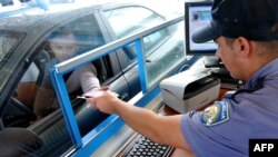 Zahvaljujući pasošima zemalja članica EU, prvenstveno Hrvatske i Mađarske, stanovništvo Vojvodine odlazi na rad u inostranstvo