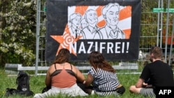 Fotografija sa koncerta i baner na kojem piše "Naci fri (zona)", u antinacističkom kampu u blizini održavanja nacističkog festivala u Nemačkoj 2019. godine