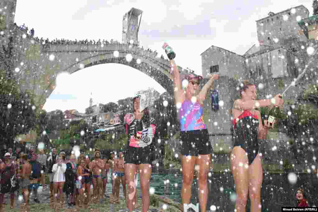 Pobjednički šampanjac u ženskoj konkurenciji.