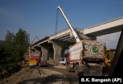 Građevinski radovi uz kinesko finansiranje u Pakistanu u okviru Kinesko-pakistanskog ekonomskog koridora vrednog više od 60 milijardi dolara.