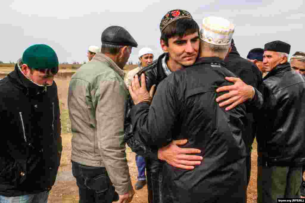 Как рассказал его дядя, труп племянника обнаружили дети, игравшие в заброшенном здании на окраине Евпатории. Об ужасной находке они сообщили в полицию. 