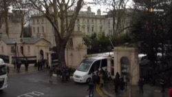Машины российских дипломатов покинули посольство в Лондоне (видео) Машины российских дипломатов покинули посольство в Лондоне (видео)