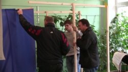 Голосування у розпалі, а кабінки лише ставлять. Суми, 25 жовтня 2015 року Голосування у розпалі, а кабінки лише ставлять. Суми, 25 жовтня 2015 року