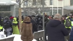 У Росії продовжують затримувати прихильників Навального (відео) У Росії продовжують затримувати прихильників Навального (відео)