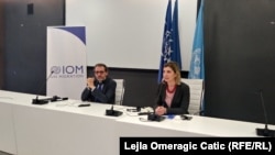 Eugenio Ambrosi (IOM), šef osoblja IOM (L) i Laura Lungarotti, šefica misije IOM u BiH (D), na konferenciji za medije u Sarajevu, 23. april
