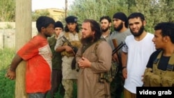 Iz video snimka IDIL-a objavljenog u maju 2015: Ljavdrim Muhadžeri u sredini