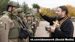 Священник благословляет бойцов крымского военизированного формирования «БАРС-Крым» на войну с Украиной, 28 октября 2025 года