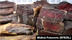 Tradicionalno bosansko sušeno mesno na pijaci u Sarajevu. Kao posljedica evenutalne zabrane izvoza mesa iz nekih evropskih zemalja, upozorava se, može doći do nestašice ove namirnice u BiH.