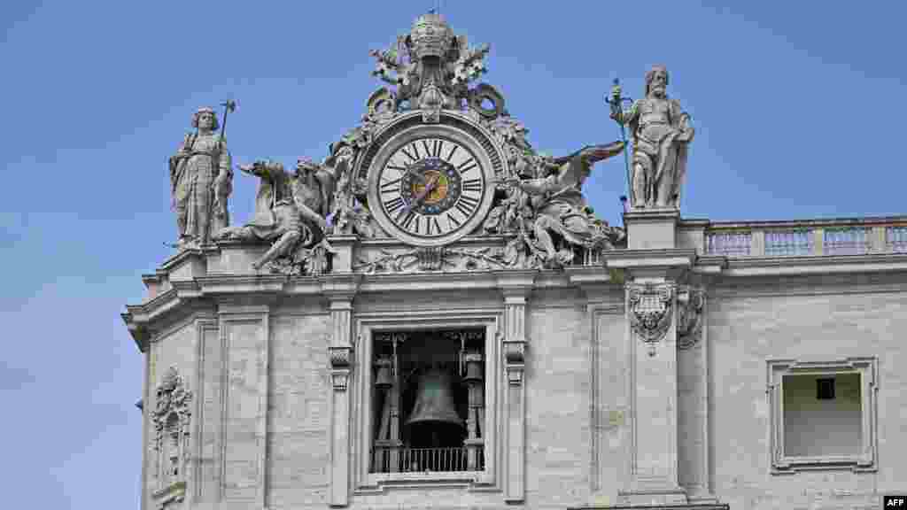 Ѕвоното во базиликата Свети Петар бие по повод смртта на папата Франциско.