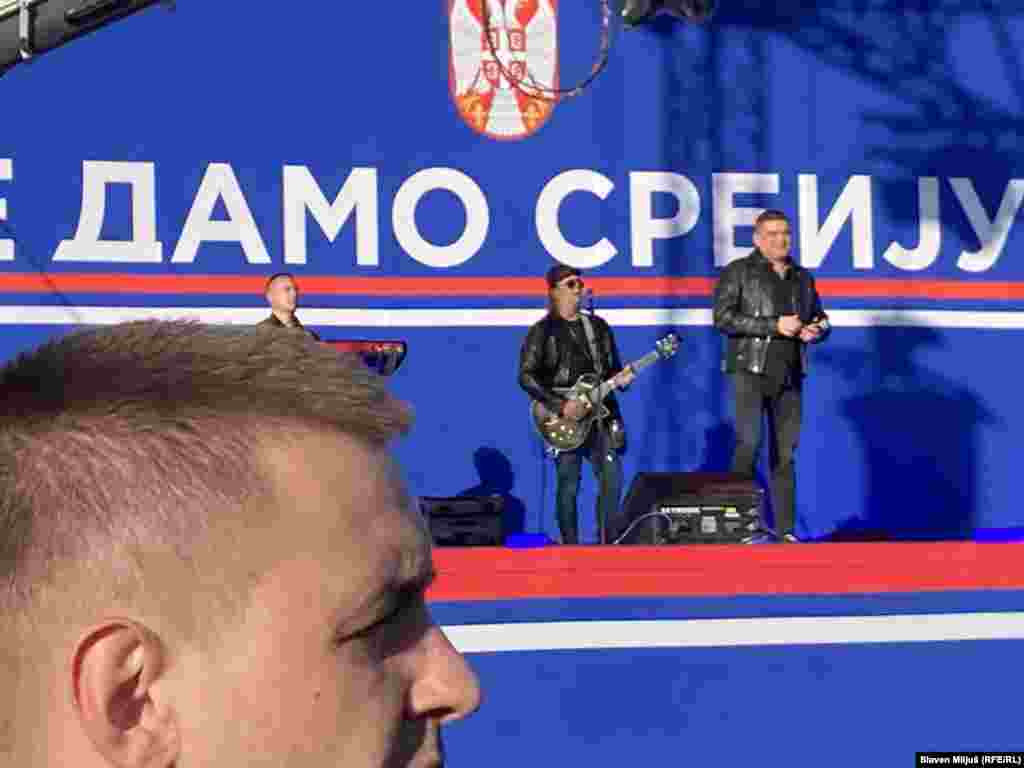 Deo muzičkog programa na skupu je i nastup folk pevača Mirka Pajčina, poznatog pod pseudonimom Baja Mali Knindža (desno). Baja Mali Knindža u nekim od svojih pesama veliča osuđenike za genocid u Srebrenici i druge ratne zločine u Bosni i Hercegovini Ratka Mladića i Radovana Karadžića.