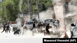 Сили безпеки біжать до місця нападу після другого вибуху в Кабулі, 30 квітня 2018 року