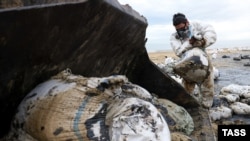 Волонтеры зачищают побережье Анапы от нефтепродуктов (архивное фото)