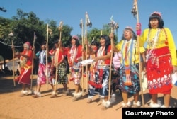 Женщины одного из племен в традиционном праздничном наряде.