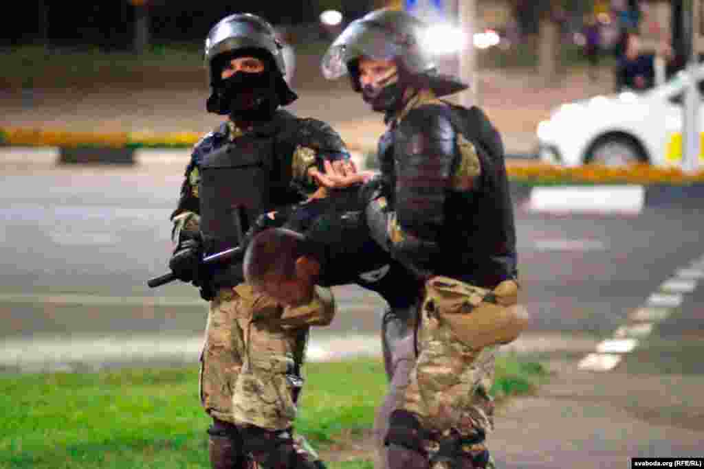 Još jedan čovek prilikom grubog privođenja u Vitepsku.