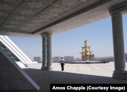 კონსტიტუციის მონუმენტთან.