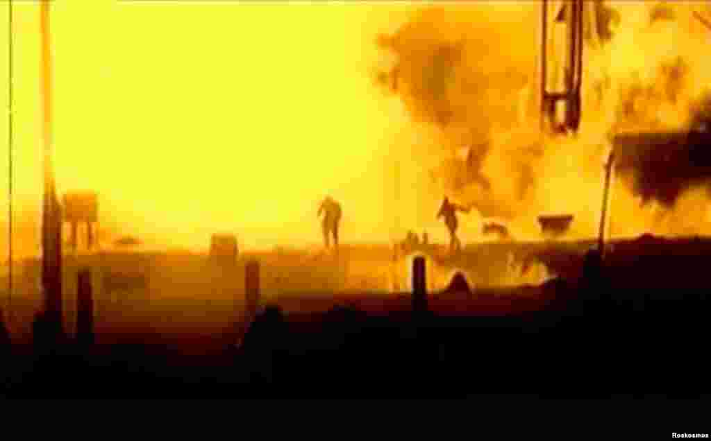 Байконур также был свидетелем нескольких трагедий. Самая известная из них – катастрофа Митрофана Неделина в 1960 году (на фотографии). Ракета взорвалась на стартовой площадке, в результате чего погибли около 80 человек. Инцидент был засекречен. Официально сообщили, что маршал Неделин погиб в авиакатастрофе. Ровно через три года, 24 октября 1963-го, на Байконуре вновь произошла авария, в которой погибли 8 человек. С тех пор 24 октября запуски ракет с космодрома не производились. 