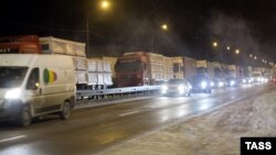 Многокилометровая пробка из фур на трассе Москва – Санкт-Петербург, 2 декабря 2012 года