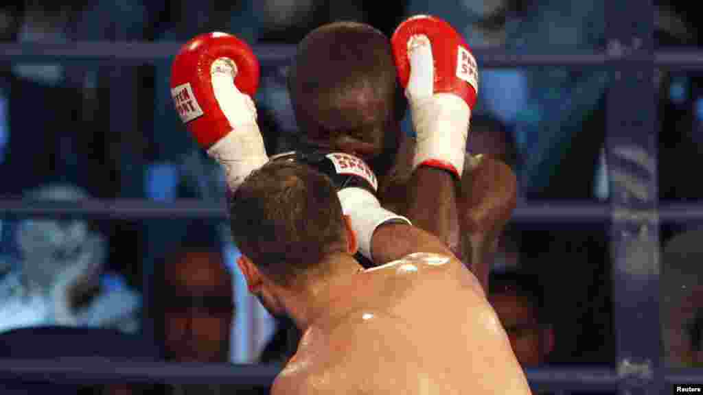 Afganistanski boksač Hamid Rahimi u meču sa Saidom Mbelwa iz Tanzanije u Kabulu, 30. oktobra 2012. Foto: Reuters / Omar Sobhani