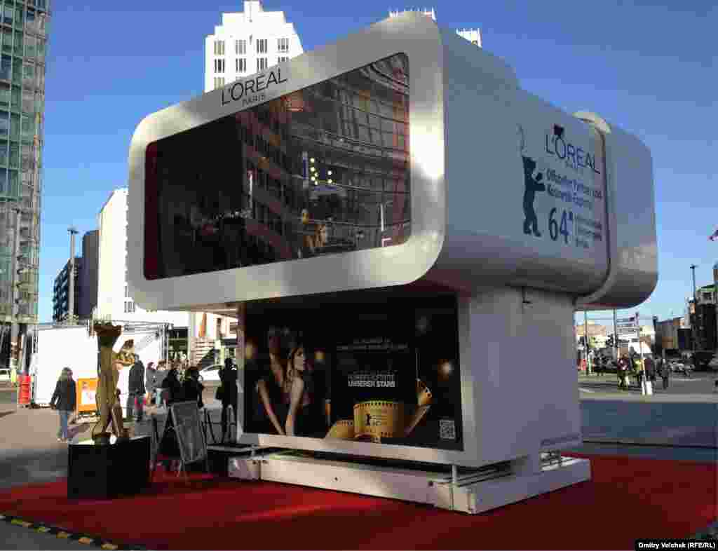 В студии спонсора Берлинале, компании L’Oreal, можно сделать маникюр по дороге в кино