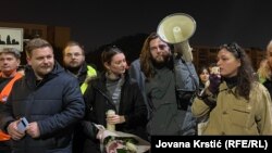 Mladen Cvijetić, Srđan Đurić, Doroteja Antić, Branislav Đorđević i Mila Pajić tokom jednog od protesta koji su usledili nakon pogibije 16 ljudi na Železničkoj stanici, Novi Sad, 9. novembar 2025.