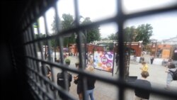 Журналиста Евгения Берга задерживают во время его разговора с вице-мэром Александром Горбенко Журналиста Евгения Берга задерживают во время его разговора с вице-мэром Александром Горбенко