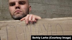 15-მდე გაიზარდა გამშვებ პუნქტ „დარიალში“ მოშიმშილე უკრაინელების რიცხვი. მოშიმშილეები მოითხოვენ, რომ მათთან მივიდეს უკრაინის კონსული, განემარტოთ დაკავების მიზეზები და მიეცეთ საქართველოს ტერიტორიის დატოვების უფლება