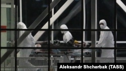 Сотрудники многопрофильного медицинского центра "Новомосковский", куда госпитализируют пациентов с подозрением на коронавирус