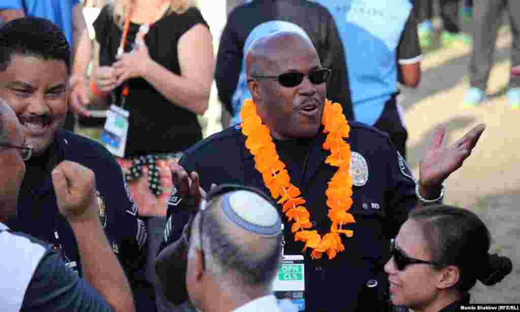 Полицейские Лос-Анджелеса вручали медали победителям соревнований 