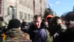Протестувальники «взяли в полон» кількох міліціонерів і повели на Майдан Протестувальники «взяли в полон» кількох міліціонерів і повели на Майдан