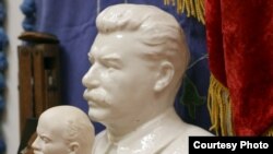 Бюсти Леніна і Сталіна на продаж в антикваріаті...