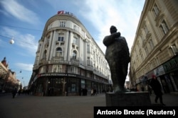 'S hrvatskog stajališta, kad ga uporedimo sa suvremenicima, Radić je uvijek bio daleko od pravaške tradicije, dok su svi drui u trenutku stvaranja Jugoslavije, bili zapravo pravaški otpadnici.' (Fotografija: Radićeva bista u Zagrebu)