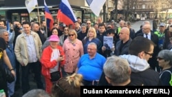 Vojislav Šešelj, lider radikala, tokom skupa održanog u centru Beograda 24. marta 2019. povodom dvadesete godišnjice od početka NATO bombardovanja nekadašnje Savezne Republike Jugoslavije (SRJ). Desno od njega je Vjerica Radeta čije izručenje traži Haški tribunal.